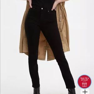 NWT Levi’s Black 724 High-Rise Straight Jean